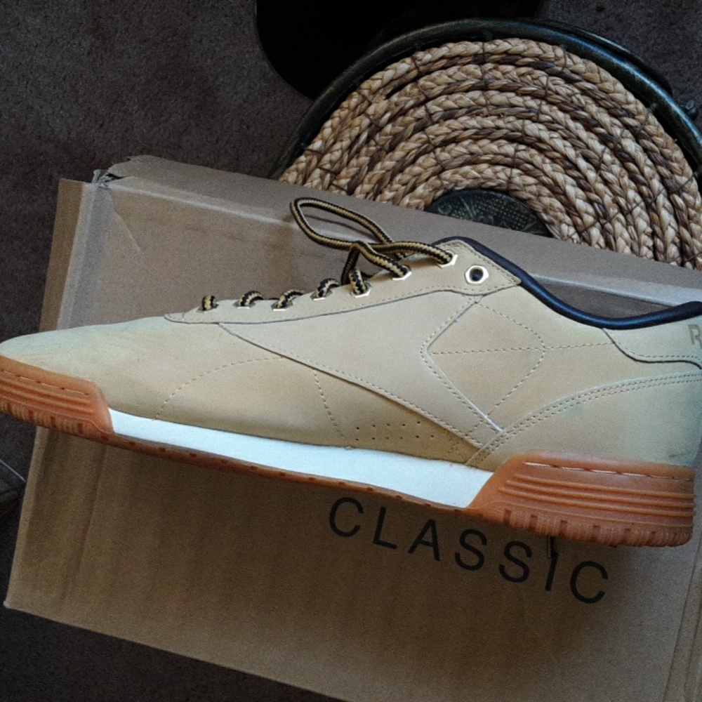Classic Reebok - Picture 3 of 9